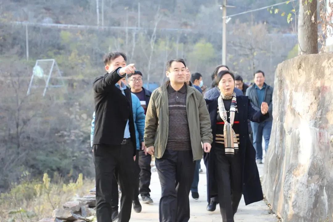 衛(wèi)輝市副市長趙旺勇銀金達(dá)董事長閆銀鳳寺東坡調(diào)研