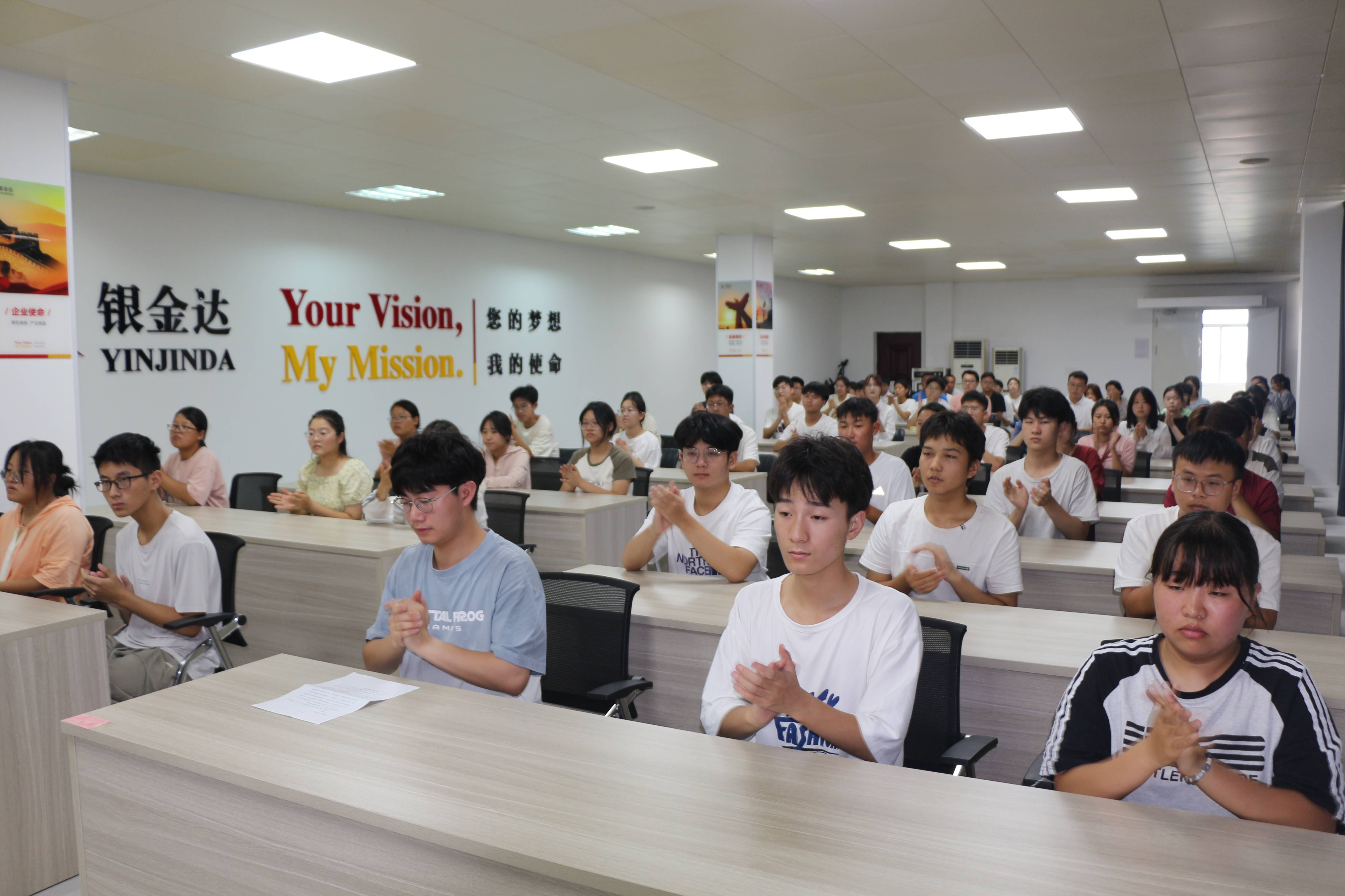 2、68名學(xué)子參加會(huì)議(1)